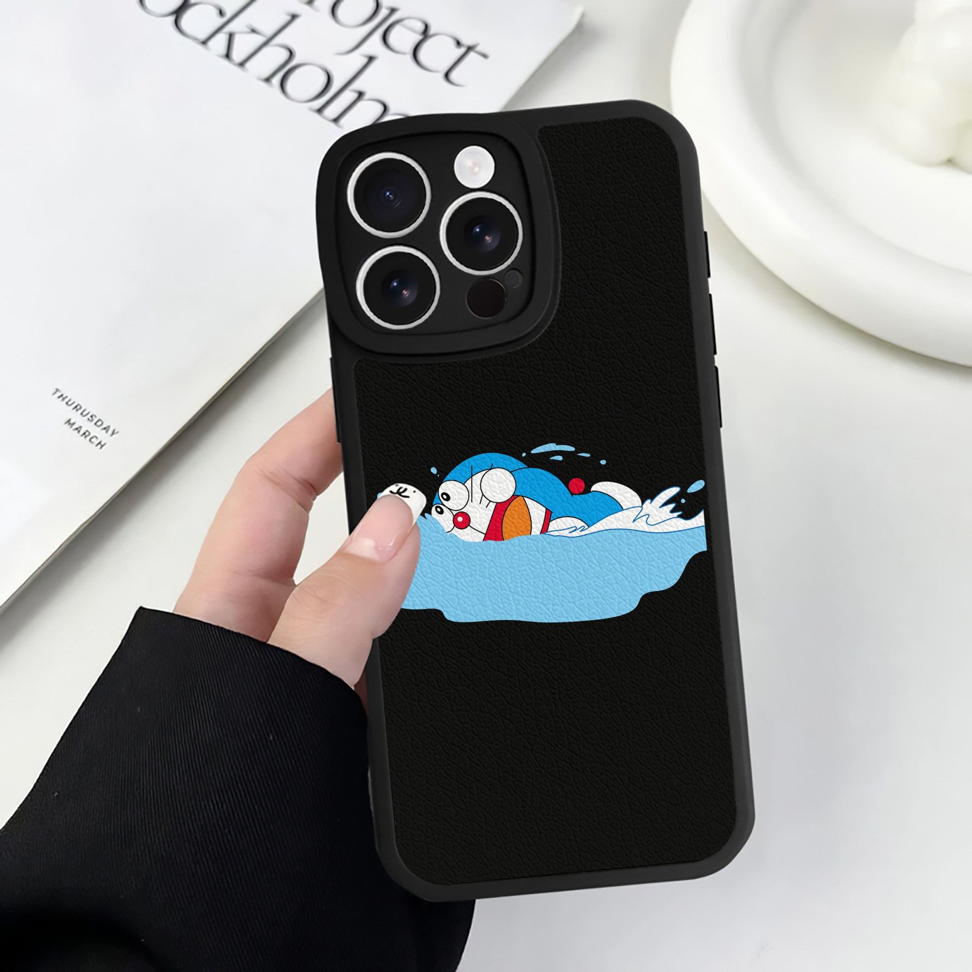 （画像用） ドラえもん Doraemon 【iPhone 16シリーズ対応】シリコンスマホケース（レザー調） 材質：シリコン